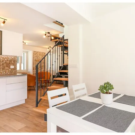 Guest house House Gambin 4*