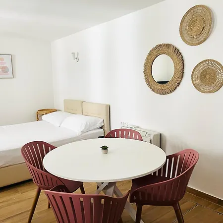 Guest house House Gambin 4*